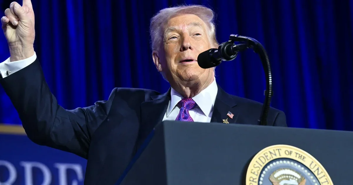 Трамп оголосив, що Ізраїль і Ліван домовилися про 10-денне припинення вогню, яке починається 16 квітня.

«Для мене було честю закінчити 9 воєн по всьому світу, і це буде моя 10-та, тож зробімо це!» — повідомив він