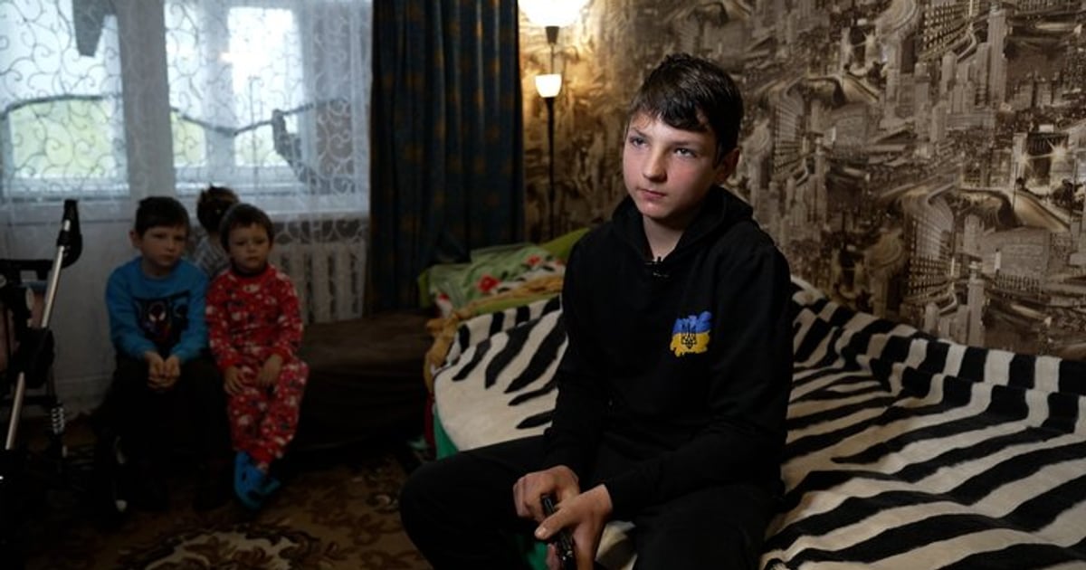 12-річний Анатолій Прохоренко із Чернігівщини самотужки знешкодив російський FPV-дрон, який летів на його менших братів і сестер. 

Він порвав оптоволокно і врятував інших дітей