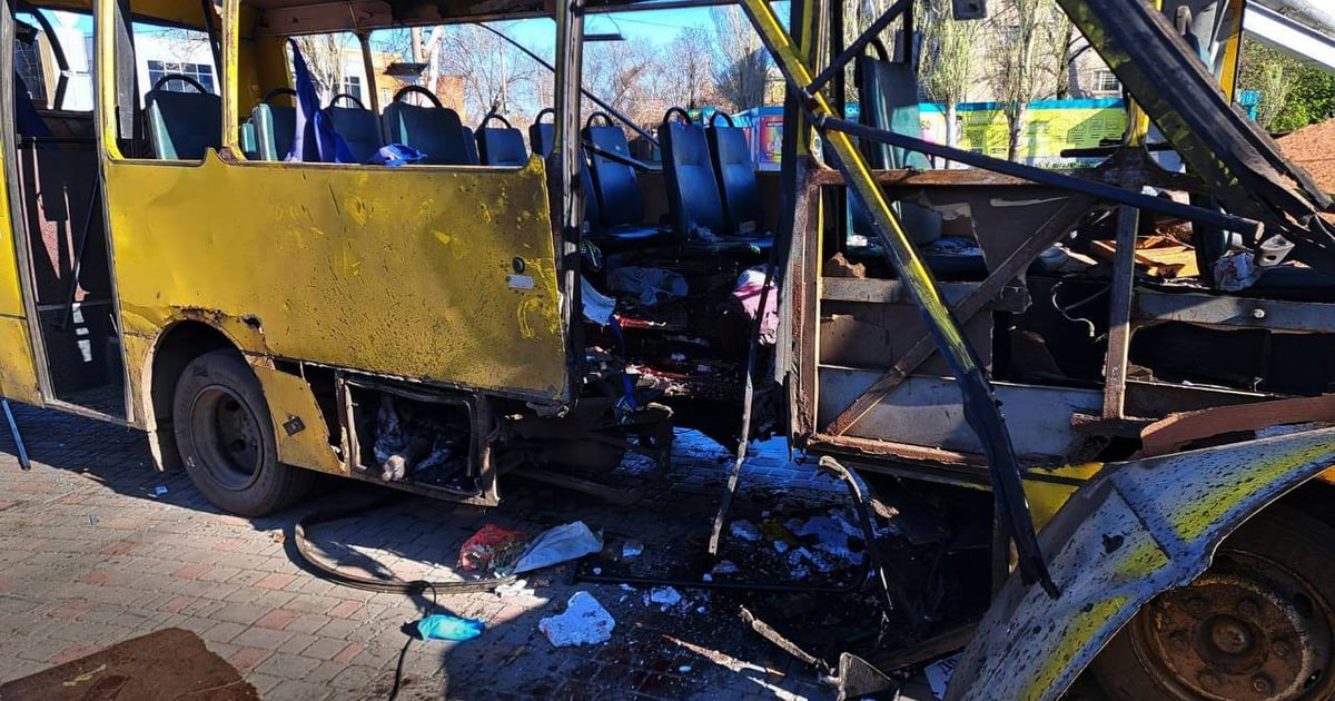 росіяни атакували FPV-дроном маршрутку у Нікополі на Дніпропетровщині. Троє людей загинули, ще 12 — поранені