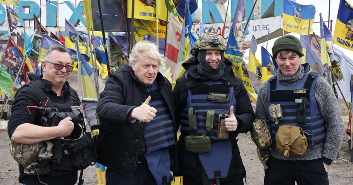 В аеропорту «Шеннон» в Ірландії чоловік заліз на крило американського військово-транспортного літака та пошкодив його сокирою.

Через інцидент аеропорт закривали на 30 хвилин, а деякі рейси затримали