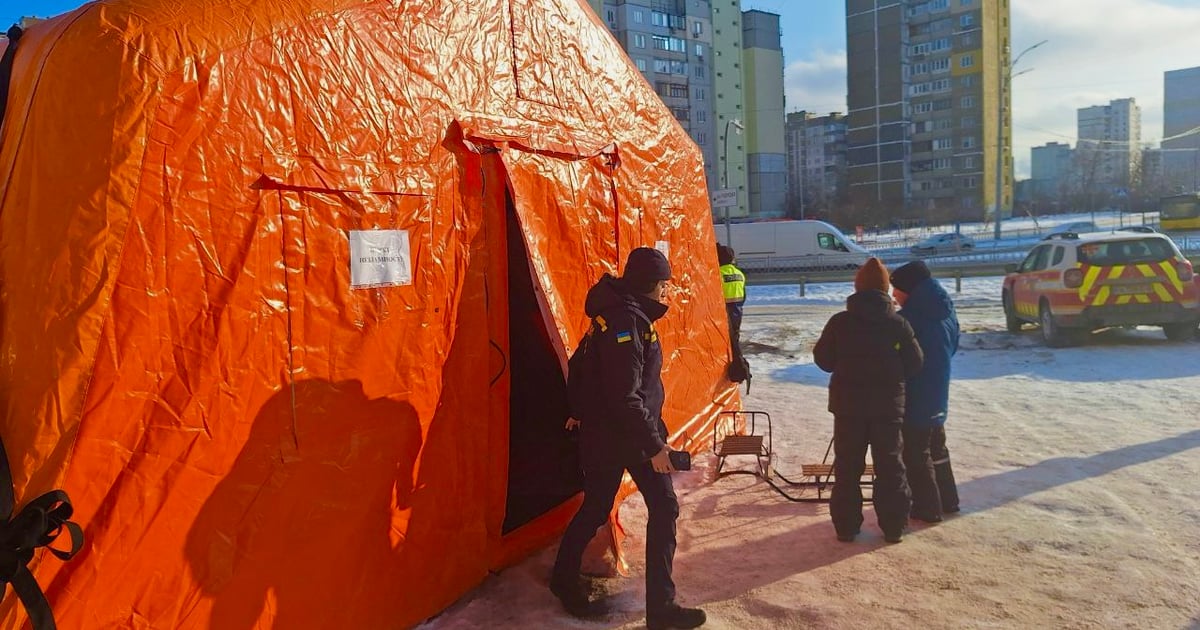 Four days without heating in Kyiv: Dogs provide warmth, neighbors share food, and psychologists calm people down