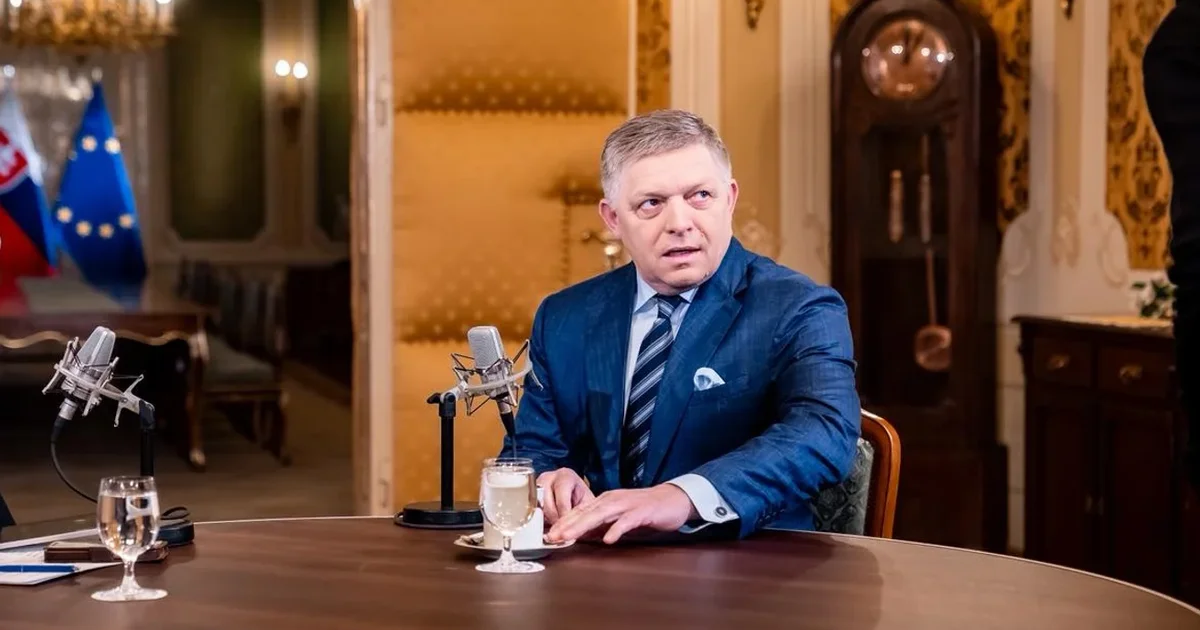 Роберт Фіцо заявив, що не братиме участь у параді на 9 травня у Москві, проте все одно має намір полетіти у росію.

Поїхати у Москву премʼєр планує для того, щоб покласти квіти до пам’ятника Невідомому солдату