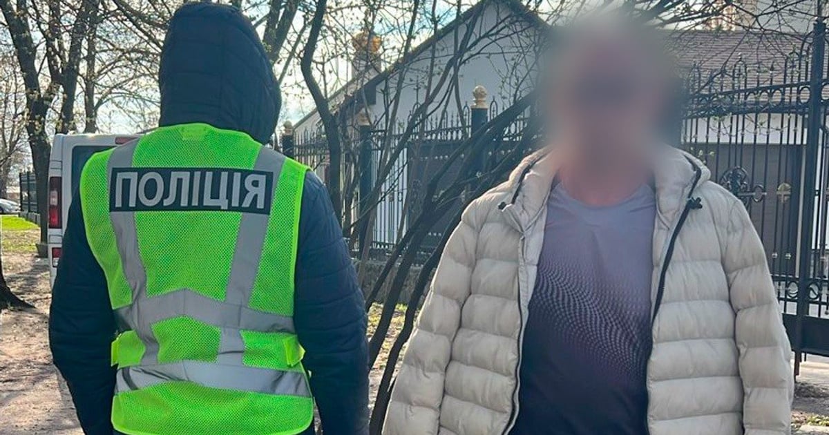 Поліція затримала чоловіка, який з ножем напав на військового ТЦК у Харкові.

Під час втечі підозрюваний також кинув у бік військовослужбовця дві тренувальні гранати та двічі вистрілив з пневматичного пістолета