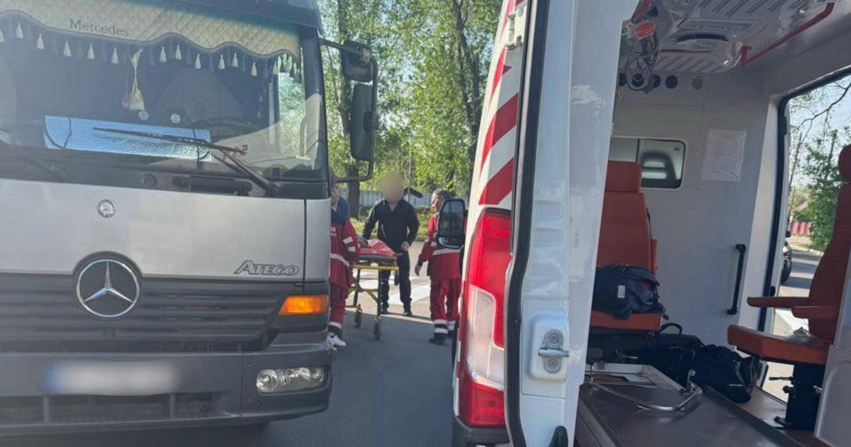 У лікарні на Київщині померла 8-річна дівчинка, яку вранці на пішохідному переході збила вантажівка.

За даними правоохоронців, водій, повертаючи на перехресті, наїхав на 8-річну дівчинку, яка переходила дорогу по нерегульованому пішохідному переходу