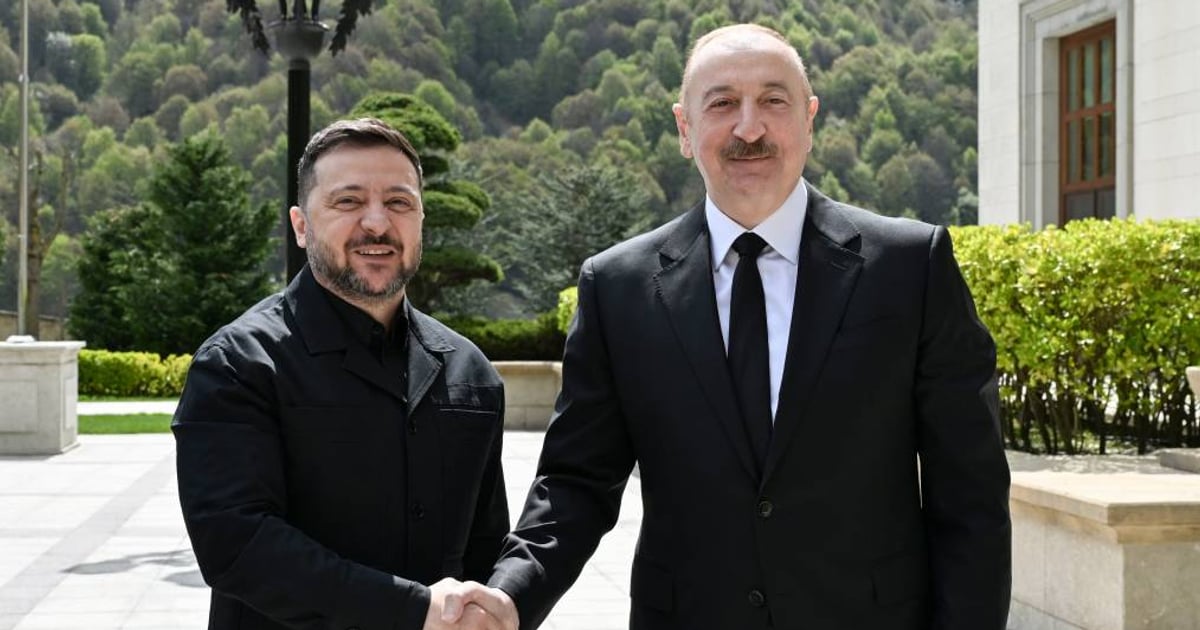 Зеленський приїхав із візитом до Азербайджану, де зустрівся з лідером країни Ільхамом Алієвим.

Зустріч відбулася в місті Габала — воно відоме, зокрема, важливою військовою інфраструктурою, серед якої надгоризонтна РЛС