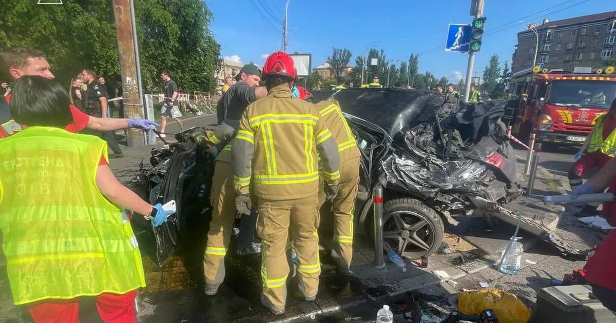 Правоохоронці затримали водія Mercedes-Benz, який напередодні на швидкості в'їхав у підземний перехід у Києві, внаслідок чого загинули четверо людей. 

Нині вирішують питання щодо повідомлення йому про підозру