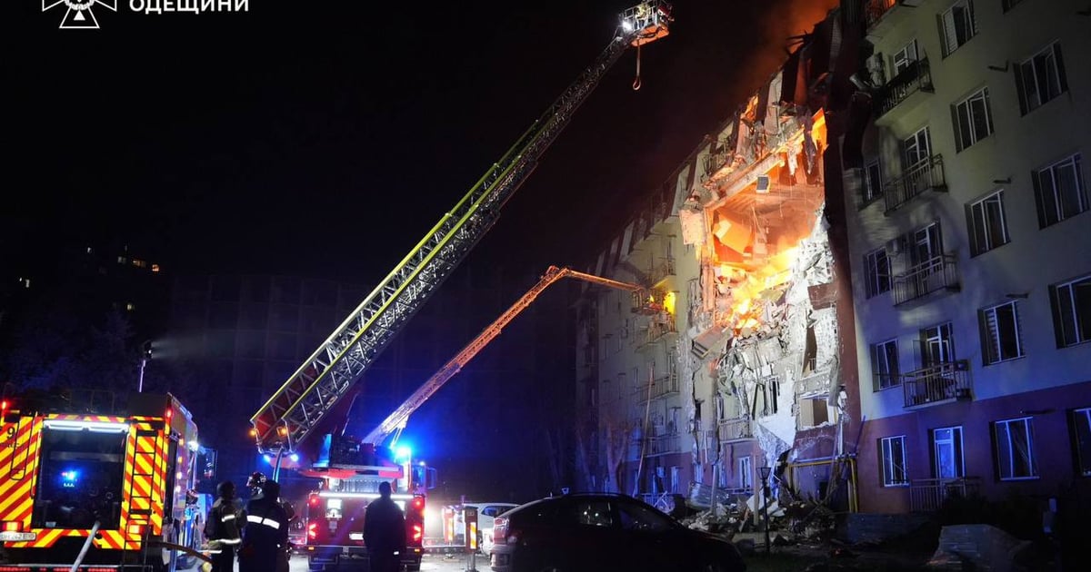 росіяни вдарили по багатоповерхівці в Одесі. Загинули троє людей, серед них — дитина. Ще 10 людей постраждали.

Аварійно-рятувальні роботи тривають, під завалами ще можуть бути люди