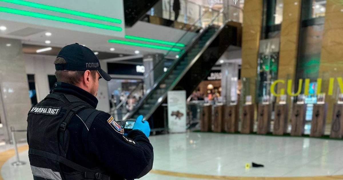 У торговому центрі «Гулівер» у Києві чоловік упав з п’ятого поверху. Як повідомляється, він не вижив. Про це в коментарі hromadske повідомили в Нацполіції