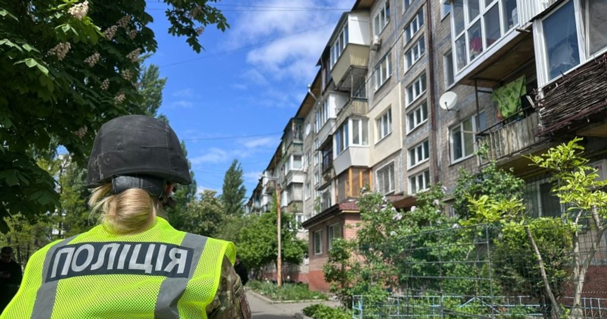 У Шевченківському районі Києва мешканець багатоповерхівки зателефонував до поліції та повідомив про намір підірвати будинок. 

Зачинившись всередині квартири, мешканець погрожував завдати собі тілесних ушкоджень, а також казав, що має при собі гранату