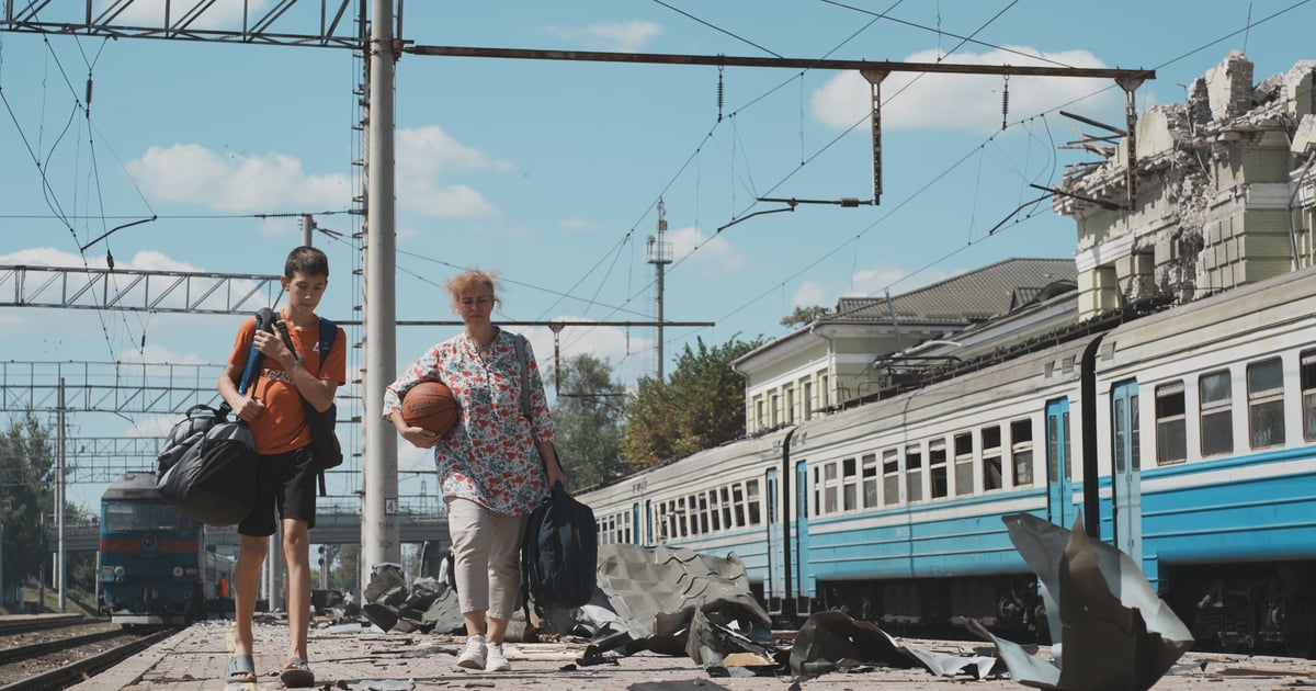 «Укрзалізниця» почала виводити людей із потягів, якщо поруч існує загроза під час тривоги — ідеться в повідомленні компанії.

Як діяти у такій ситуації — на сайті