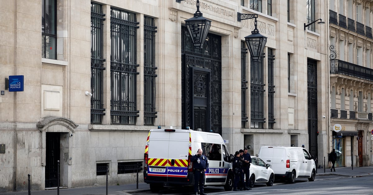 Французька поліція затримала чоловіка, який встановив саморобний вибуховий пристрій біля будівлі американського банку. Справу розслідують як спробу теракту.

Що відомо про затриманого — читайте у новині