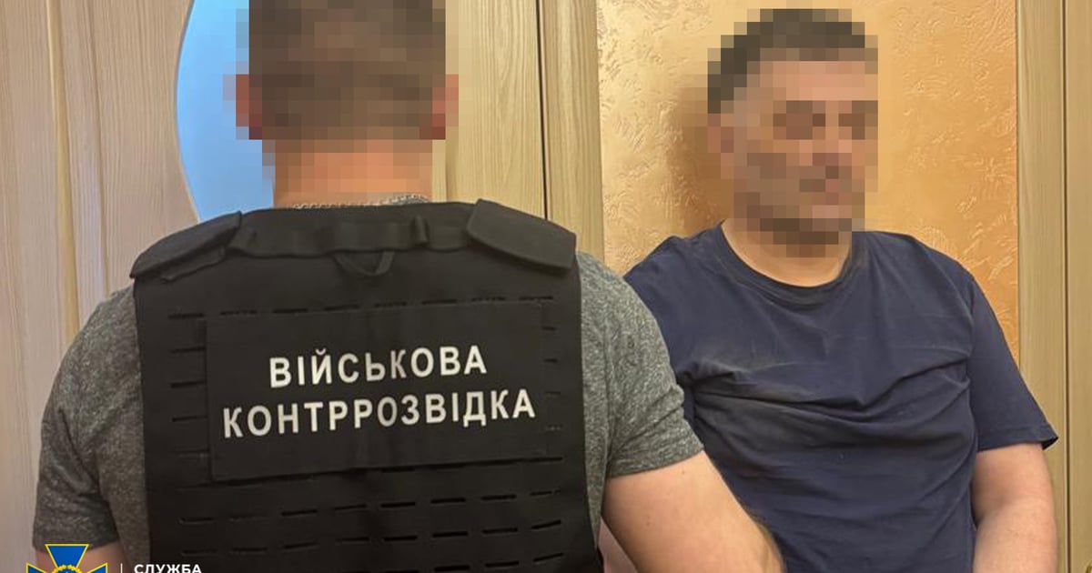 СБУ затримала у столиці ІТ-фахівця з Миколаєва, якого підозрюють у роботі на ФСБ росії. 

За версією слідства, його завербували ще у 2014 році та тримали у «режимі очікування» 12 років
