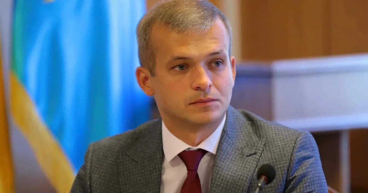 Колишній заступник міністра інфраструктури отримав нову підозру — повідомили в НАБУ та САП.

Правоохоронці не називають імені посадовця, але з матеріалів справи зрозуміло, що йдеться про Василя Лозинського