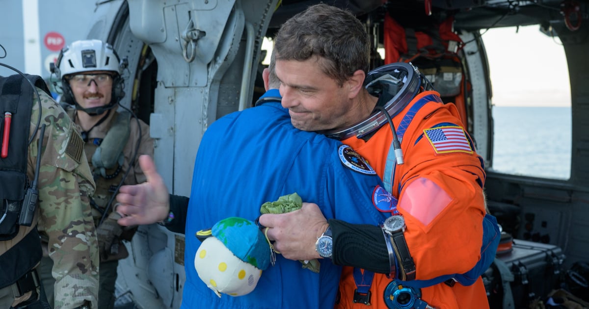 Астронавти місії «Артеміда II» повернулися на Землю після рекордного випробувального польоту до Місяця.

Під час цієї місії вони не висаджувалися на сам супутник. Вони облетіли його, щоб отримати фотографії, провести наукові й технологічні експерименти