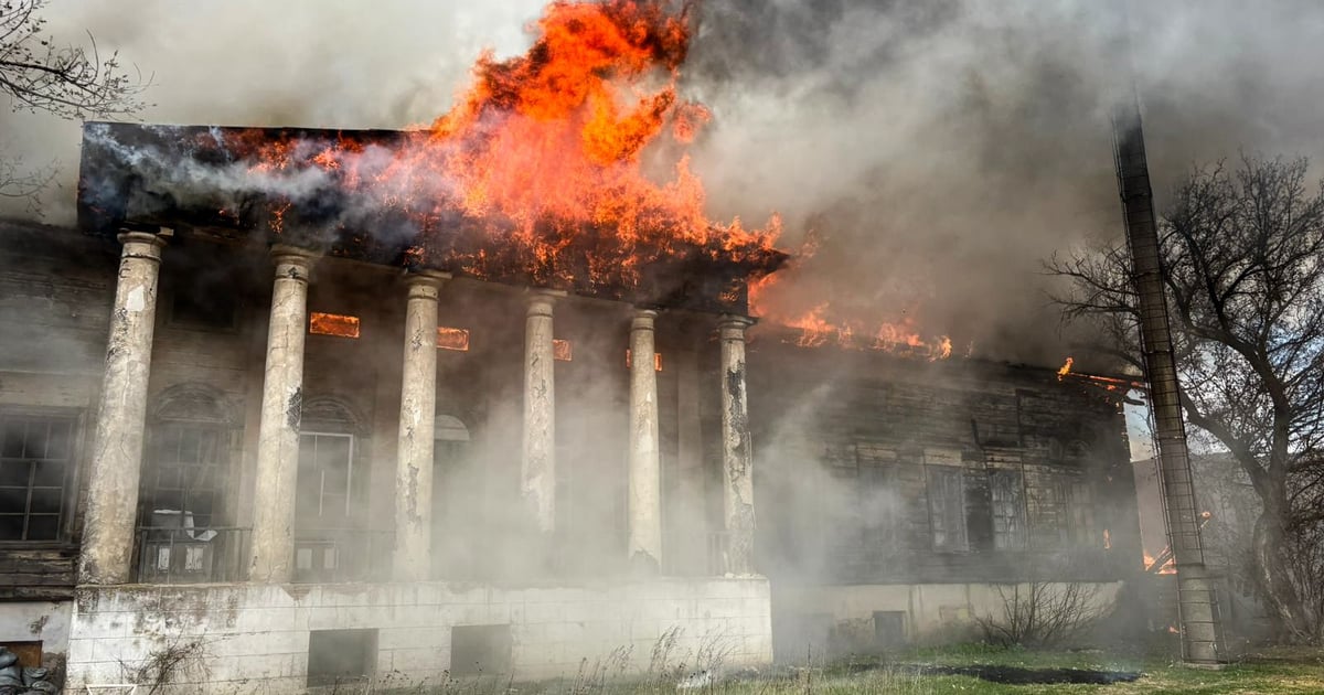 росіяни поцілили в архітектурну пам’ятку XIX століття, що розташована в селищі Великий Бурлук на Харківщині.

Садиба Донців-Захаржевських загорілася внаслідок атаки ворожого БпЛА