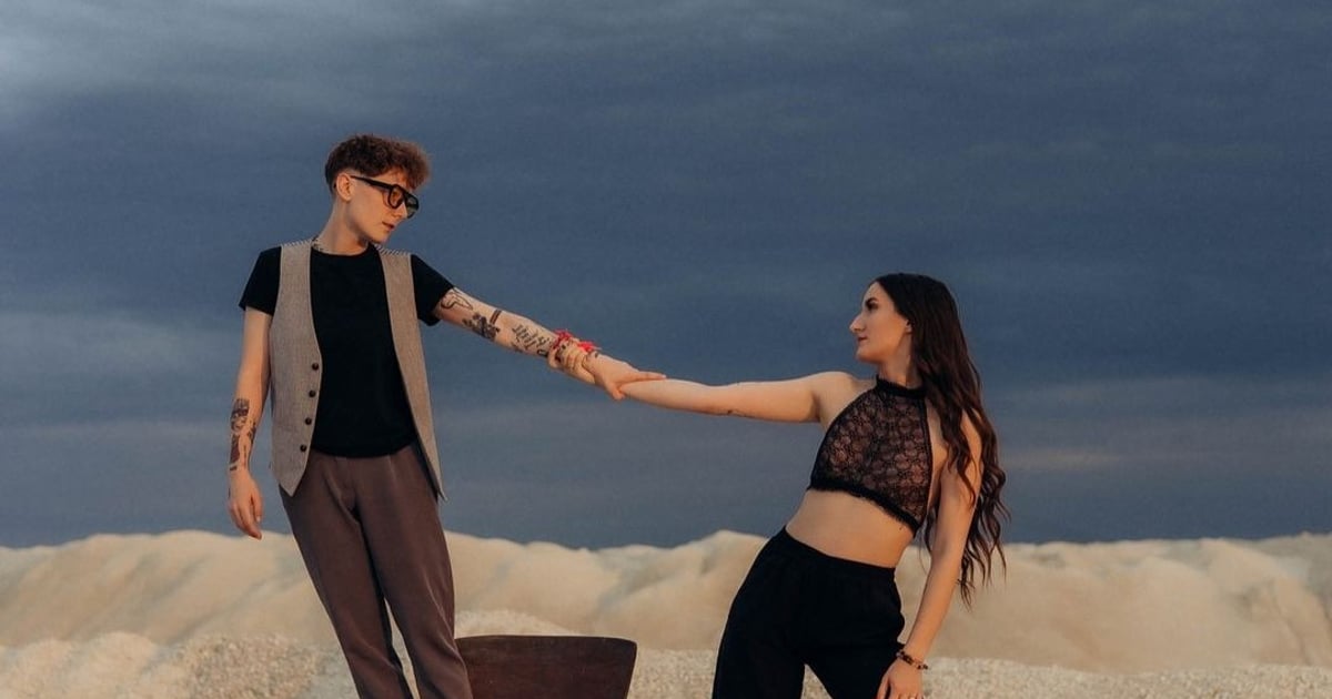 Ол оны жалап, трахает етеді