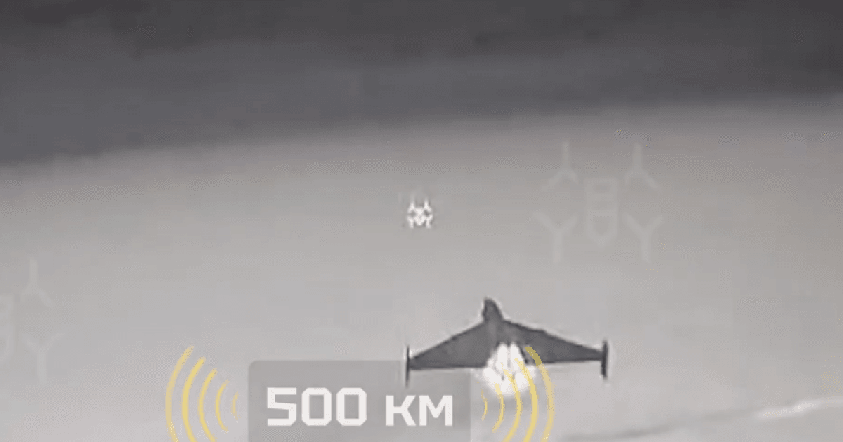 Військовий Роман, на позивний Халк, із підрозділу BULAVA збив два російські дрони, що перебували на відстані 500 кілометрів від нього. Виробник перехоплювачів «Дикі Шершні» називає це «абсолютним рекордом»