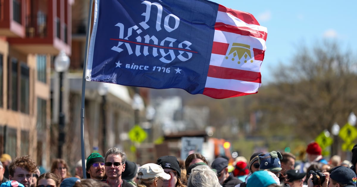 У США сотні тисяч протестуючих проти політики Трампа вийшли на мітинги у всіх 50 штатах країни — пише Reuters.

За словами організаторів, третя хвиля антитрампівських протестів спричинена операцією США в Ірані