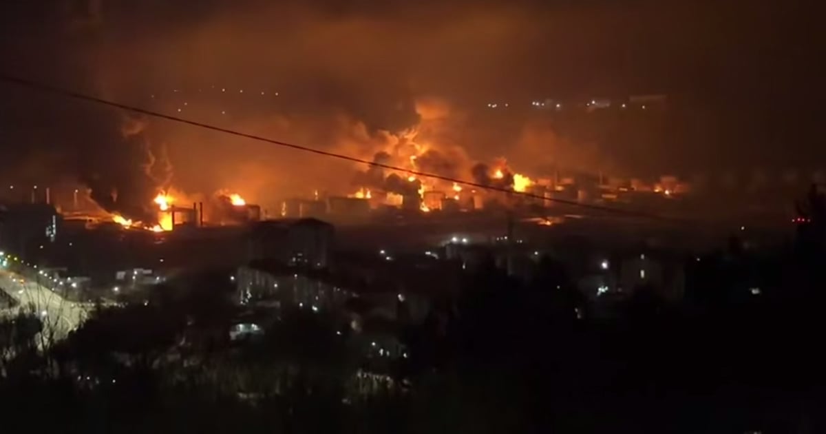 У російському Туапсе - масштабна пожежа в морському порту після атаки безпілотників (ВІДЕО)