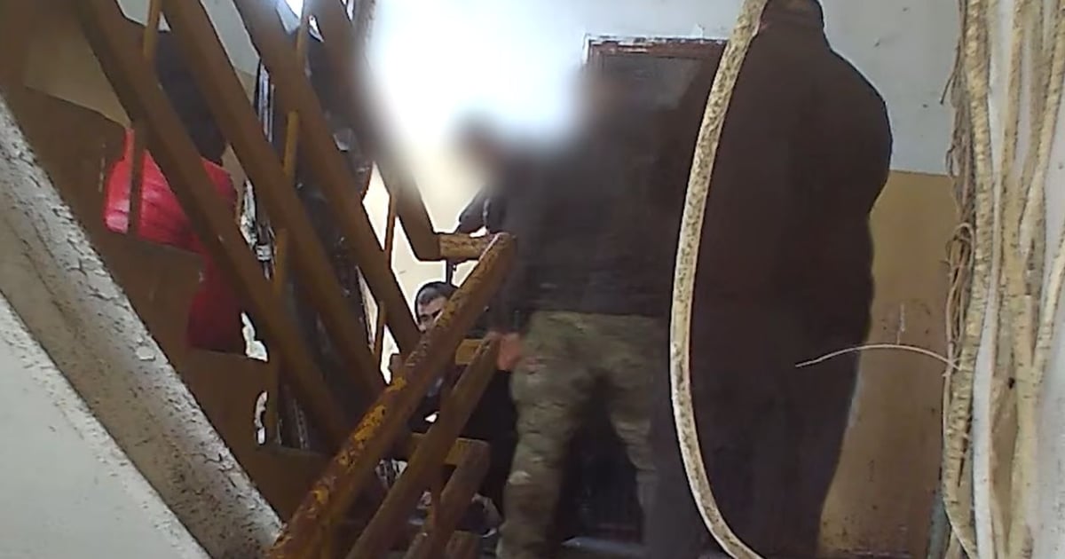 ДБР оголосило підозру групі військовослужбовців одного з районних ТЦК у Харкові, а також їхнім спільникам — військовим інших підрозділів. 

Вони представились працівниками СБУ, увірвалися до приватного помешкання та погрожували чоловікам