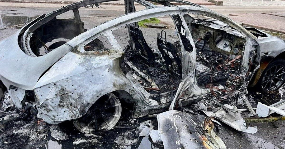 11 людей постраждали через російську атаку на Нікополь. Серед поранених — дитина.

росіяни вдарили по місту FPV-дроном — пошкоджені п’ятиповерхівки та магазини. Вогонь також знищив автівку