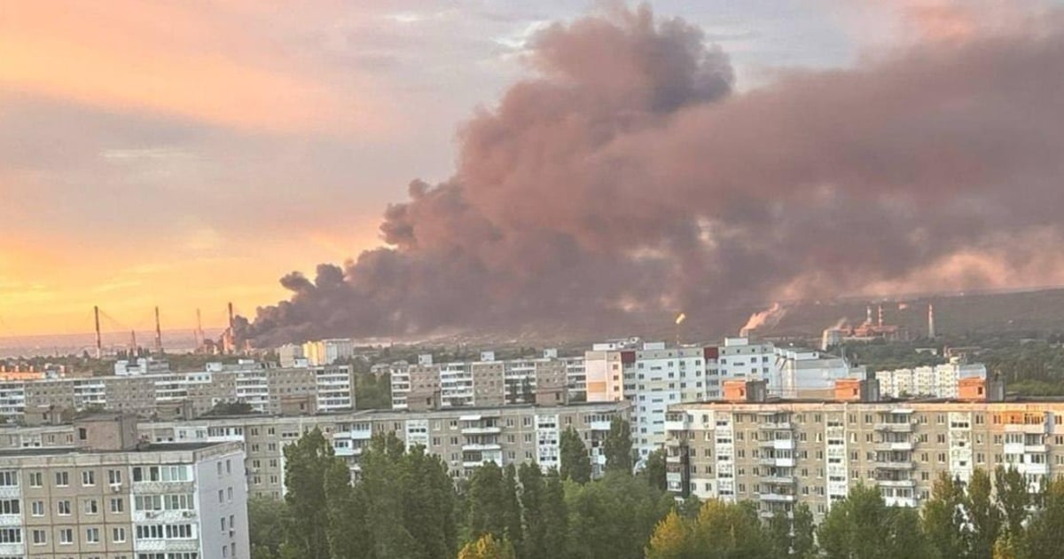 У Саратові, ймовірно, горить один із найстаріших НПЗ росії.

Губернатор не підтвердив влучання по НПЗ, сказавши лише, що пошкоджень могли зазнати об’єкти цивільної інфраструктури