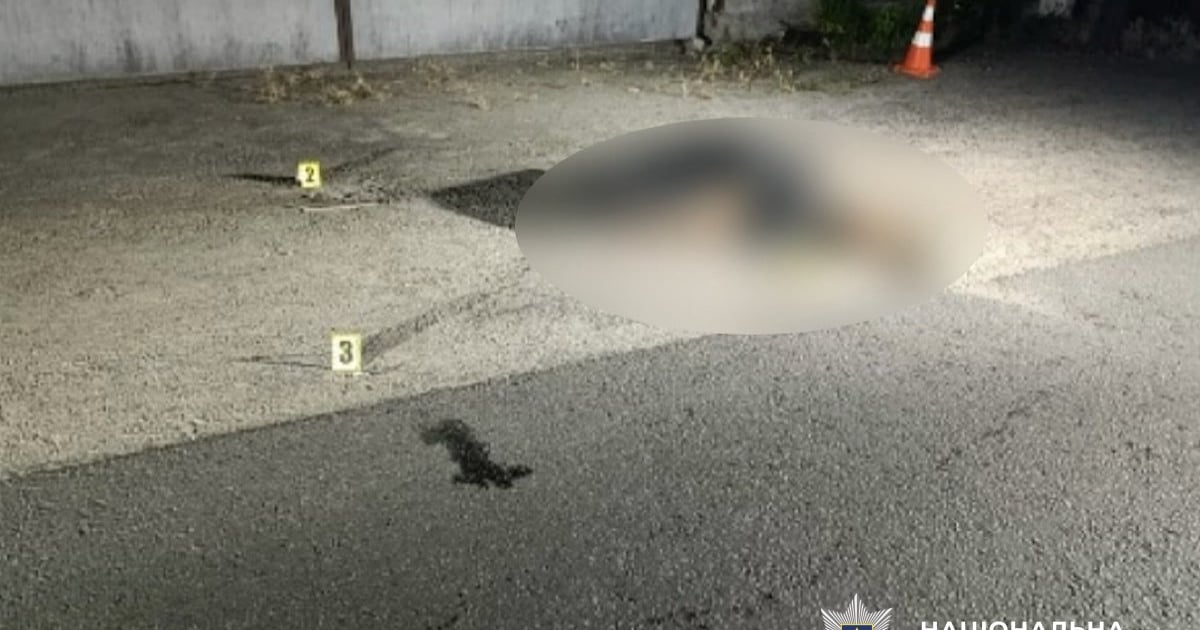 У Дніпрі під час затримання учасників бійки чоловік кинув гранату в бік правоохоронця.

Унаслідок вибуху чоловік загинув, а четверо правоохоронців зазнали тілесних ушкоджень різного ступеня тяжкості
