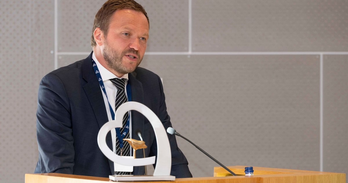 Міністр закордонних справ Естонії заявив, що Європа не має вступати у прямі переговори з росією, оскільки путін «вичерпує свої можливості».

Він стверджує, що реакцією проти дій путіна має бути посилення санкцій, а не допомога Москві «у пошуках відступу»