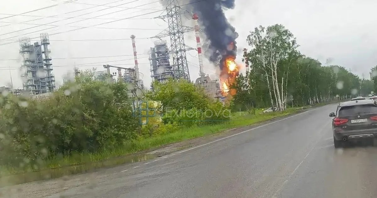 У російській Тюмені спалахнув місцевий НПЗ. 

Влада стверджує, що це сталося внаслідок порушень у процесі виробництва, а не удару дронів