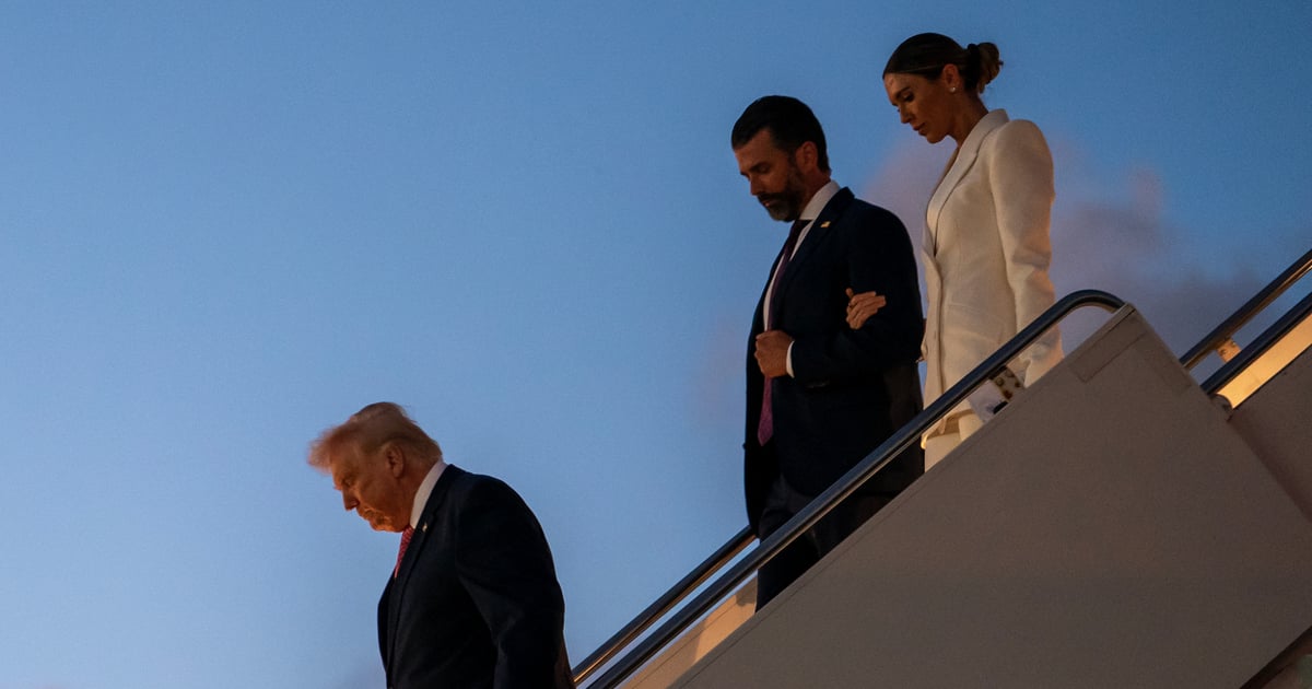 Старший син президента США, Дональд Трамп-молодший, цими вихідними одружиться з Беттіною Андерсон на невеликому острові на Багамах. 

Однак його батько не відвідає святкування, бо «любов до Сполучених Штатів Америки не дозволяють йому цього зробити»