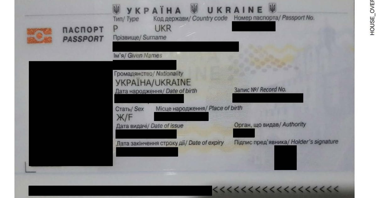 В нових фото Епштейна виявився український паспорт