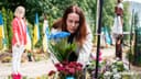 Вдови Ігоря Руля і Володимира Петрика – Юлія та Ірина прийшли на кладовище до своїх чоловіків