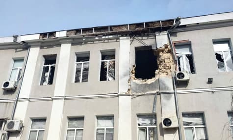 Оккупанты обстреляли Херсон: ранены аварийщики, закрывавшие поврежденные окна