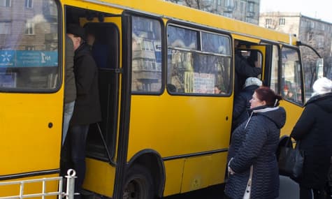 Без масок и более 10 человек: как в Киеве не соблюдают правила безопасности из-за коронавируса