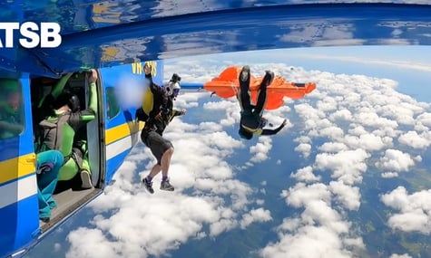 В Австралії парашутист зачепився за літак на висоті у 4,5 тисячі метрів (ВІДЕО)