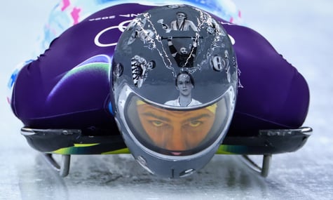 Український скелетоніст Владислав Гераскевич із шоломом, на якому зображені українські атлети, загиблі через російську агресію, 9 лютого 2026 року