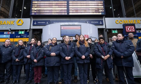 Працівники залізниці та співробітники федеральної поліції вшановують пам'ять провідника поїзда, який загинув після нападу в Німеччині