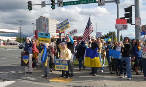 На Алясці люди вийшли на мітинг на підтримку України напередодні зустрічі Трампа й путіна
