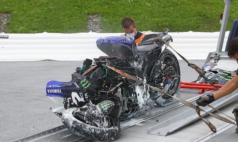 Во время гонки у мотогонщика отказали тормоза: он спрыгнул с мотоцикла на скорости 230 км/ч