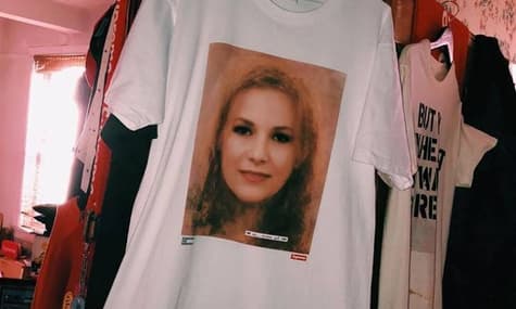 Бренд Supreme створив футболки з жінками, які звинуватили Трампа у домаганнях