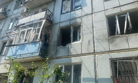 россия ударила по многоэтажке в Чугуеве: есть погибший и раненые — ОВА