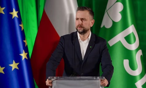 Злякався кортежу і впав. У Польщі сталося ДТП за участі міністра оборони та мотоцикліста