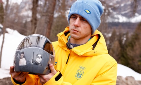 Український скелетоніст Владислав Гераскевич із шоломом, на якому зображені українські атлети, загиблі через російську агресію