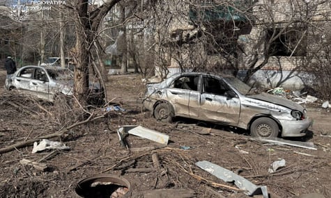 Щонайменше двоє загиблих та 17 поранених: росіяни атакували авіабомбами Слов’янськ