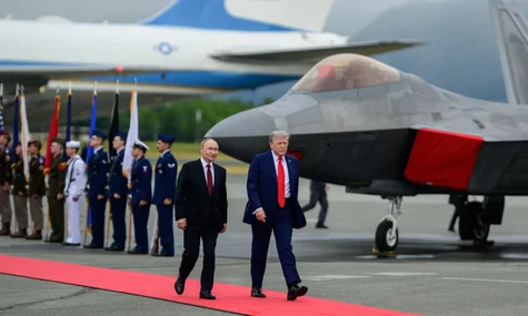 путін влаштував Трампу історичну лекцію під час саміту на Алясці. Президент США навіть пригрозив піти із зустрічі  — FT