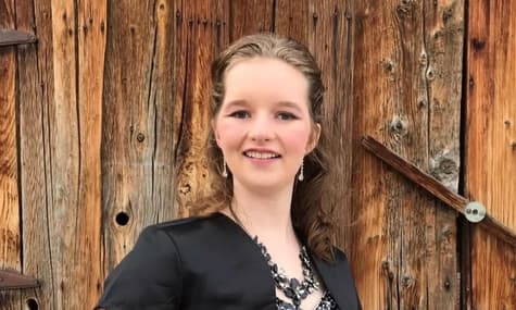 Цю дівчину три роки тому застрелив у голову й лишив помирати друг. Нині вона святкує свій випускний із однокласниками