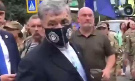 Порошенко облили зеленкой в центре Киева, полиция уже задержала нападавшего