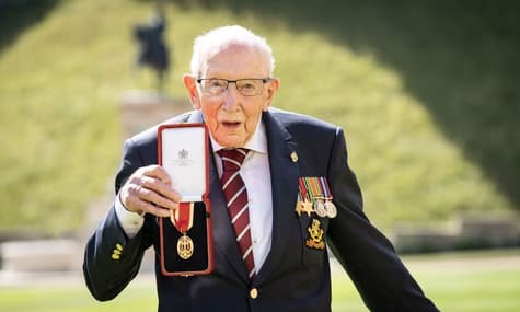 100-летний британский ветеран Том Мур, который собрал более £33 млн для медиков, умер от осложнений COVID-19