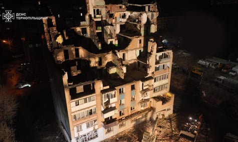 Зруйнована багатоповерхівка в Тернополі після російського удару 19 листопада