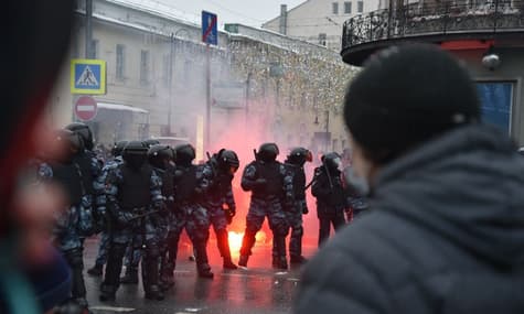 В Москве силовики жестоко разгоняют протестующих, задержали сотни людей